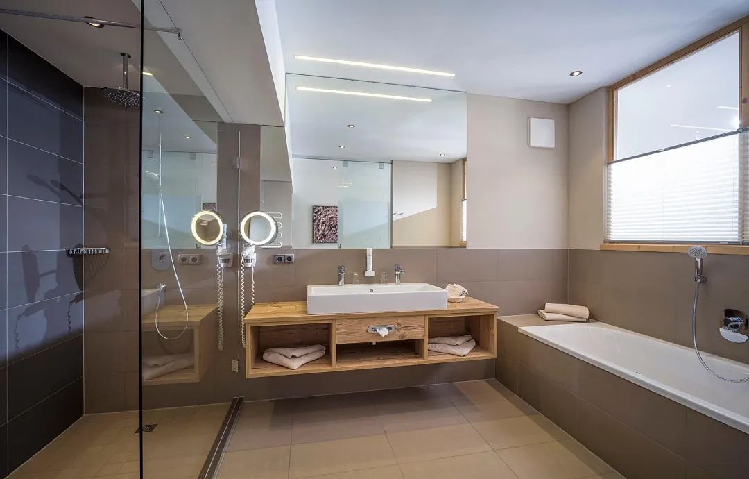 hotel_zentral_kirchberg_02_2019_suite_maierl_411_badezimmer.jpg