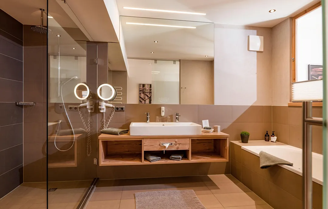 hotel_zentral_stoecklfeld_7_kirchberg_10_2024_suite_411_maierl_badezimmer_1.jpg