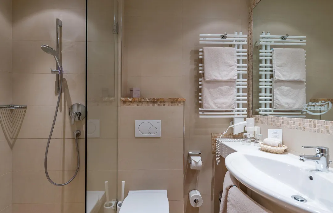 hotel_zentral_stoecklfeld_7_kirchberg_12_2021_zimmer_203_badezimmer.jpg